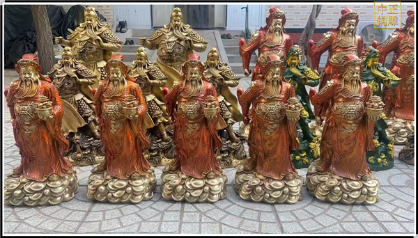 小型站像拿刀关公铜像价钱.jpg